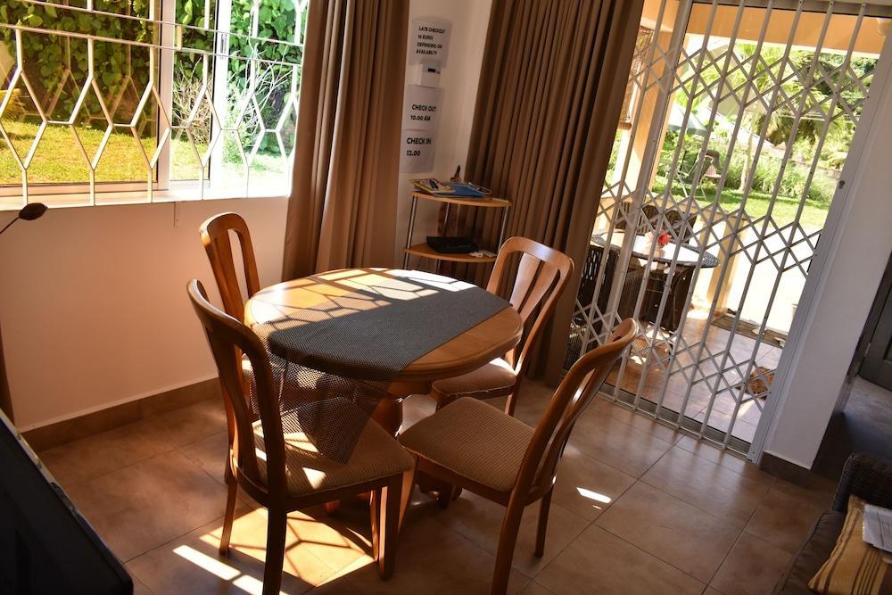 Апартаменти Zeph Self Catering Baie Lazare  Екстер'єр фото