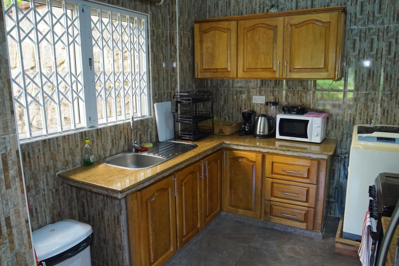 Апартаменти Zeph Self Catering Baie Lazare  Екстер'єр фото